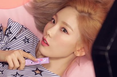 Aegyo Sembari Tiduran, Lucunya Tae Yeon Dibalik Pemotretan Ini