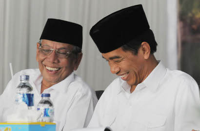 Berduka, Jokowi Unggah Foto Oleskan Minyak Kayu Putih ke Kaki KH Hasyim Muzadi