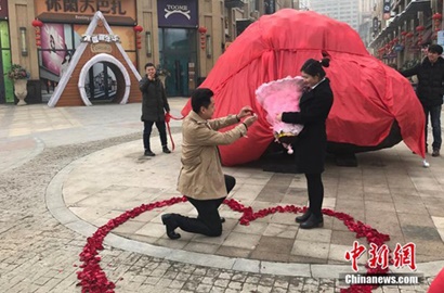Lamar Kekasih dengan 33 Ton Batu Meteor, Pria Romantis Ini Dibully Netter