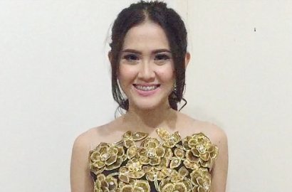 Meggie Diaz Pamer Foto Wanita Pakai Gaun Super Hot, Netter Langsung Heboh