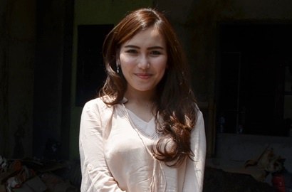 Ayu Ting Ting Pose Ala Cewek Alay, Heboh Isu Kencan Bareng Raffi Dibantu Ayah Rozak