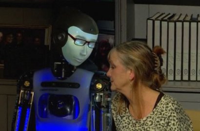Unik, Pertunjukan Teater Ini Dimainkan Robot Bahkan Ada Adegan Ciuman