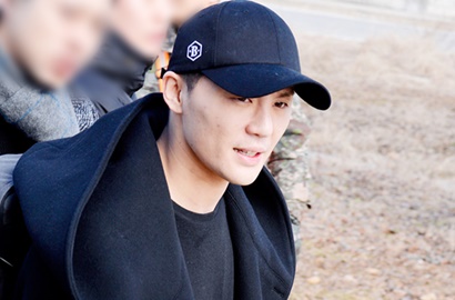 Sapa Fans di Foto Baru, Junsu Senyum Ceria Saat Jalani Wamil