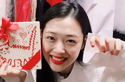 Usung Gaya Polos, Sulli Dijamin Bikin Terpesona di Foto-Foto Ini