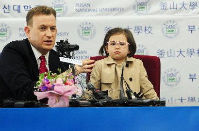 Jadi Viral Karena Ganggu Wawancara Ayah, Netter Fokus Fashion Marion Kelly