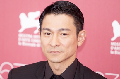 Romantis, Istri Andy Lau Minta 148 Biksu Berdoa Demi Kesembuhan Suaminya