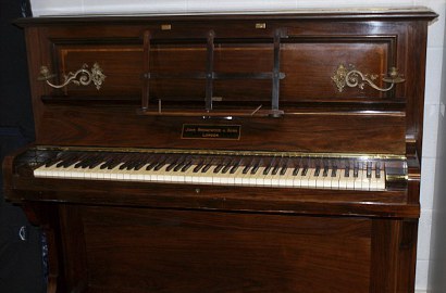 Digadang Bisa Ubah Hidup, Piano 100 Tahun Ini Timbun Koin Emas
