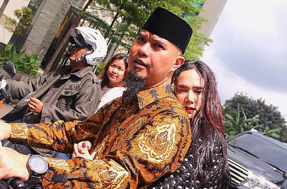 Sempat Curhat, Mulan dan Dhani Diisukan Berantem Hingga Lempar Barang Karena Wanita Lain