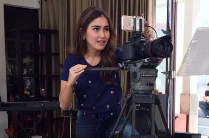Ayu Ting Ting Pakai Rok Mini dan Duduk Satu Sofa dengan Raffi, Nagita Ikut Disalahkan