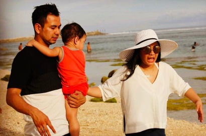 Super Hot Peluk Raffi Pakai Baju Renang, Nagita Disindir Umbar Aurat Ala Ayu Ting Ting