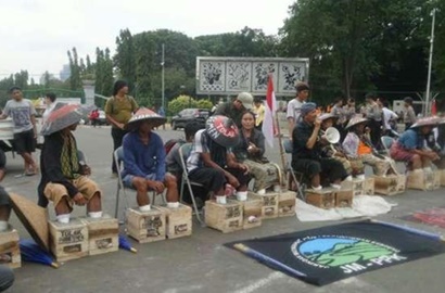 Aksi Cor Kaki Memprotes Pabrik Semen, Petani Kendeng Akhirnya Diterima Istana