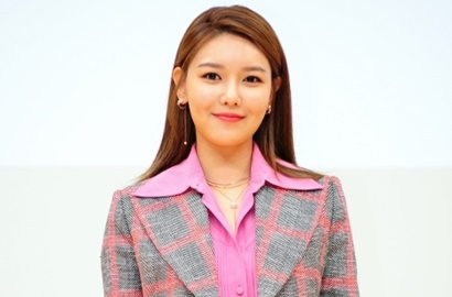 Pose di Sebelah Model Ini, Sooyoung SNSD Kalah Cantik?