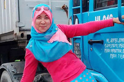 Wow, Wanita Cantik Ini Rupanya Pengemudi Truk Kontainer