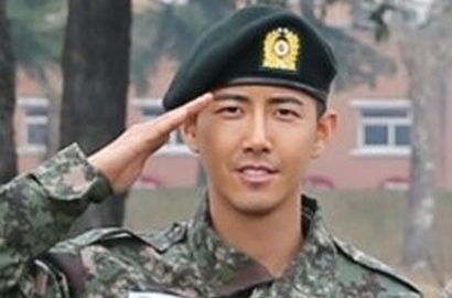 Pose Hormat Pakai Seragam Militer, Penampilan Kwanghee Tuai Pujian