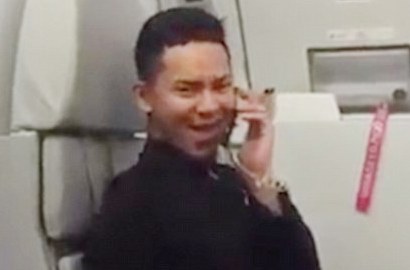 Bergaya Centil ala Britney Spears, Video Pramugara Nyanyikan 'Toxic' Jadi Viral