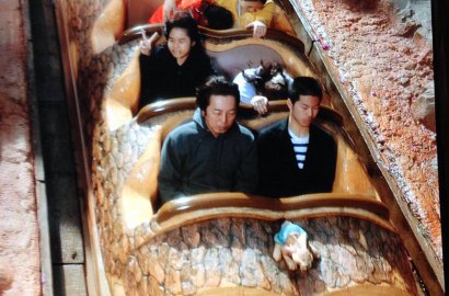 Berwajah Suram Saat Naik Wahana Disneyland, Ayah Anak Ini Jadi Viral
