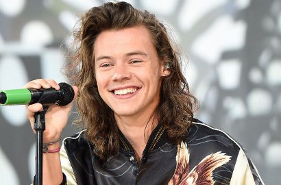 Rekaman Lagu di Jamaika, Album Solo Harry Styles Akan Bernuansa Reggae?