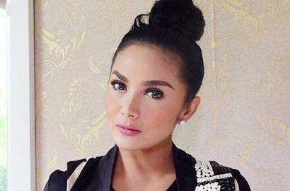 Pamer Paha Mulus, Netter Malah Heboh Bahas Dua 'Keanehan' di Foto Krisdayanti Ini