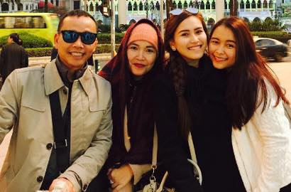Ayah Ayu Ting Ting Gemulai Pakai Lotion Saat Diwawancara, Netter Langsung Ngakak