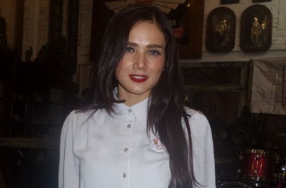 Cantik Mirip Olla Ramlan, Penampilan Mulan Saat Jenguk Julia Perez Banjir Pujian