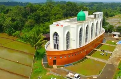 Heboh Masjid Mirip 'Kapal Nabi Nuh' Jadi Destinasi Wisata Baru di Semarang