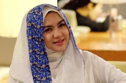 Foto: Pakai Jilbab Syar'i, Intip Pose-Pose Cantik Vicky Shu Saat Umrah ke Tanah Suci