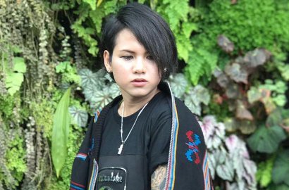 Istri Aming Genggam Tangan Pria Saat Datang ke Sidang Cerai, Siapa?