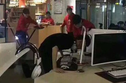 Gregetan Main Game 'LOL', Pria Ini Nekat Hantam Kepala ke Komputer