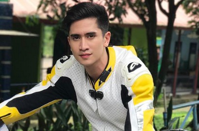 Gantengnya Bikin Meleleh, Begini Gaya Keren Verrell Naik Moge di 'Anak Sekolahan'