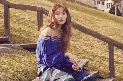 Goda Fans Lagi, Seksinya Lee Sung Kyung Umbar Pundak Mulus di Foto Baru