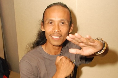 Pertahankan Karakter Jenaka Wiro, Yayan Ruhian Gembleng Vino Bastian