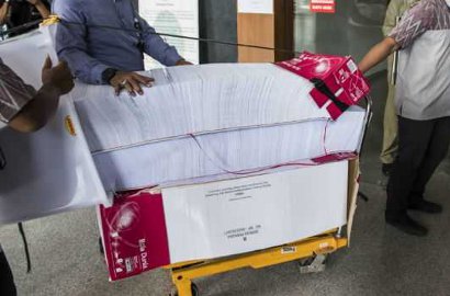 Mengaku Diancam, Anggota Komisi II Bantah BAP Sambil Menangis di Sidang e-KTP