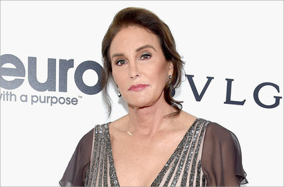 Jalan-Jalan Pakai Baju Nerawang, Caitlyn Jenner Pede Pamer Bra
