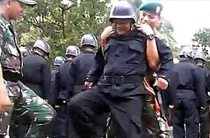 Goyang-Goyang Saat Dilatih TNI Berbaris, Video Satpam Ini Bikin Netter Ngakak