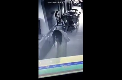 Asisten Rumah Tangga Berlaku Aneh Setelah Keluar dari Kamar Mandi, Kesurupan?
