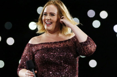 Kocaknya Pertempuran Adele dengan Kumbang Raksasa di Atas Panggung