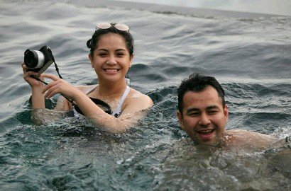 Unggah Foto Nagita Bareng Dua Wanita Cantik Ini, Tulisan Raffi Ahmad Dikritik