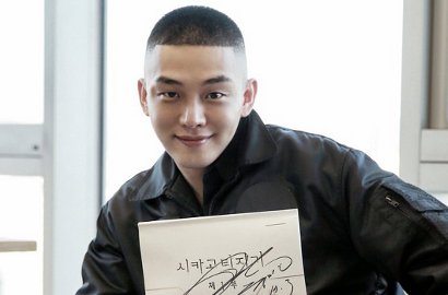 Yoo Ah In-Go Kyung Pyo Tampil Jadul dan Modern di Poster 'Chicago Typewriter'