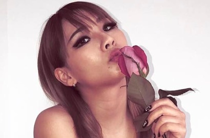 Foto Bareng Naomi Campbell, CL Diledek Punya Mata Juling