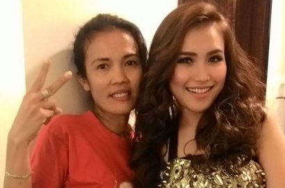 Heboh Ayu Ting Ting Pakai Gaun Couple Ala Elza Frozen Bareng Asisten