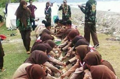 Biarkan Anggota Makan Beralas Tanah, Pembina Pramuka Kena Sanksi