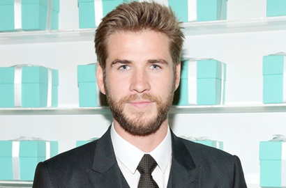 Liburan di Indonesia, Liam Hemsworth 'Ditelan' Ombak Pulau Mentawai
