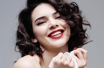 Kenakan Bra Nerawang, Kendall Jenner Tampil Seksi dan Cantik Bak Marilyn Monroe