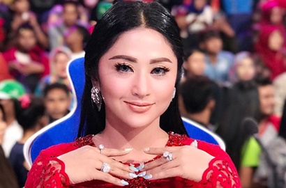 Takut Ditanya Soal Seks, Dewi Persik Ogah Jadi Saksi Saiful Jamil