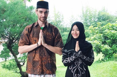 Bikin Iri, Beginilah Kisah Romantis Bule Muslim Nikahi Wanita Medan