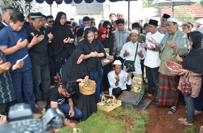 Indra Bekti Hingga Mantan Menteri Ikut Iringi Pemakaman Mendiang Eko DJ