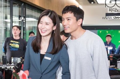 Kunjungi Lokasi 'Whisper', Kocaknya Ji Sung Masih Pakai Kostum Tahanan 'Defendant'