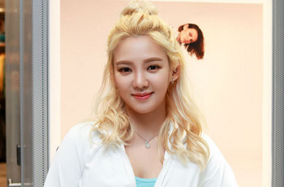 Hyoyeon SNSD Bergaya Super Nyentrik di Seoul Fashion Week, Netter Pro Kontra