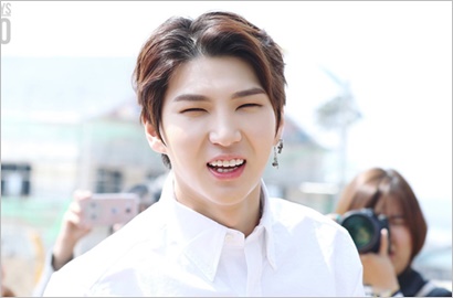 Tunjukkan Sayang, Leo VIXX Dukung Fans yang Jalani Operasi Kanker