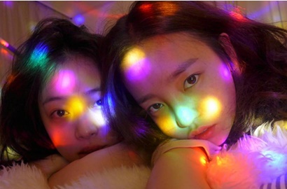 Ciuman Bibir di Pesta Ultah, Sulli dan Hara Tuai Pro Kontra